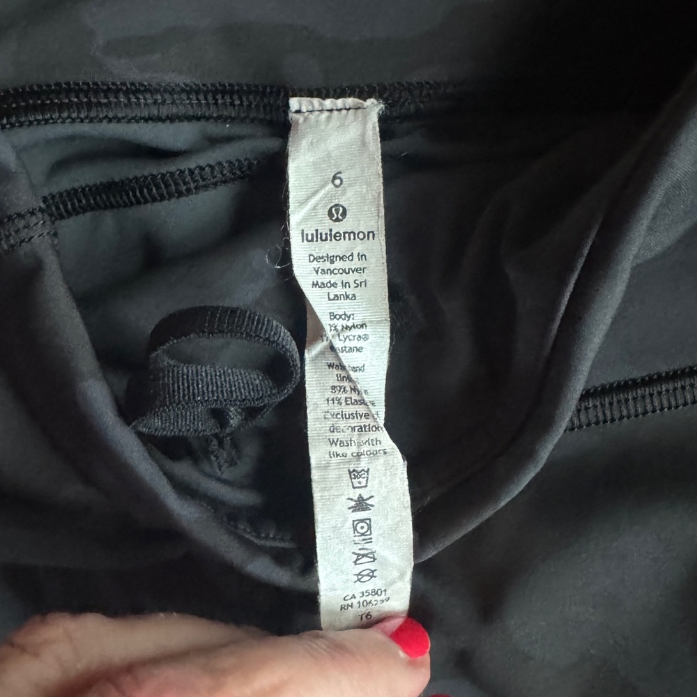 LULU Size 6 camo capris